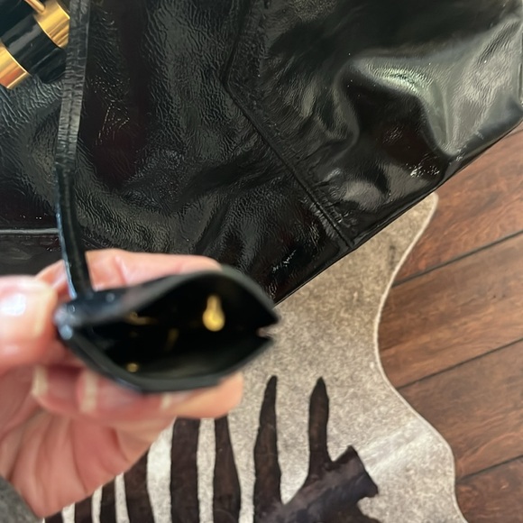 Ysl Saint Laurent Muse patent handbags ๐ - Picture 3 of 7